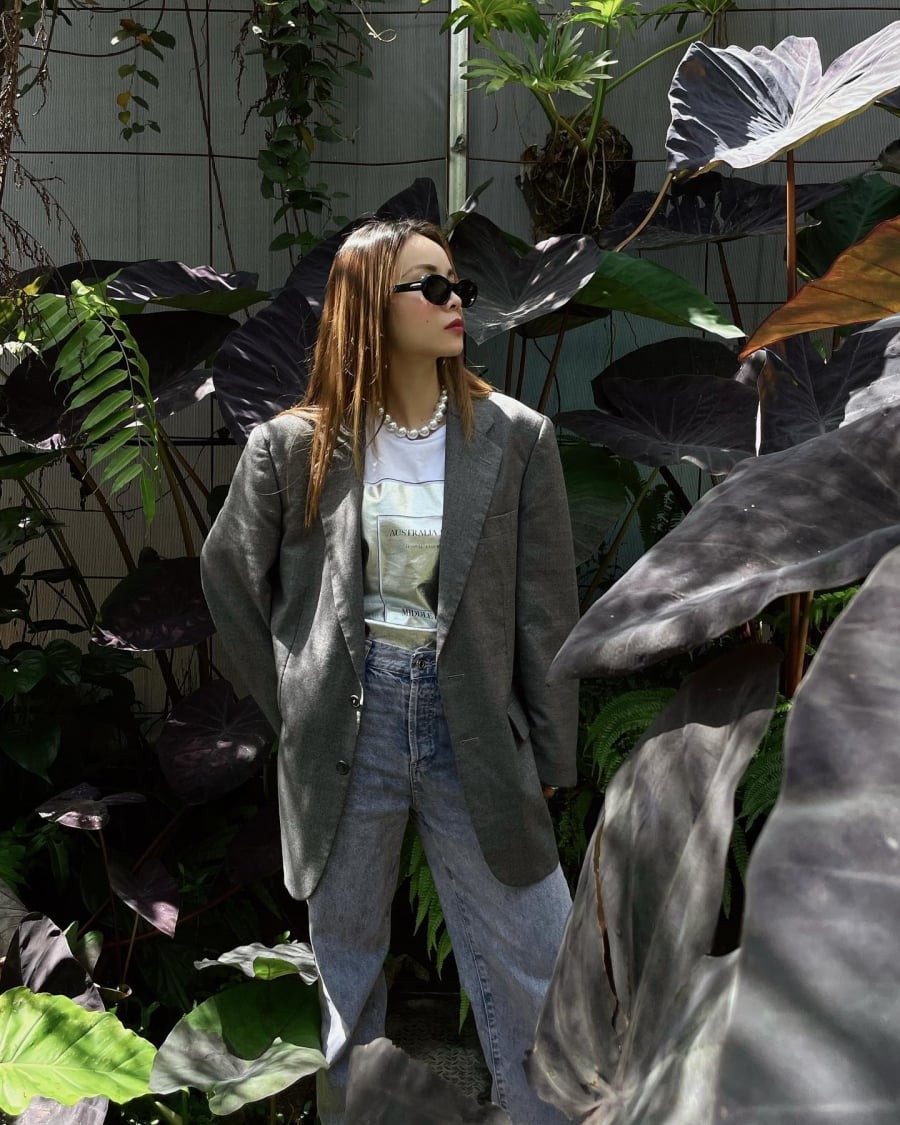 Blazer có thể dễ dàng kết hợp với váy liền, quần âu hay quần jeans để tạo nên nhiều phong cách khác nhau