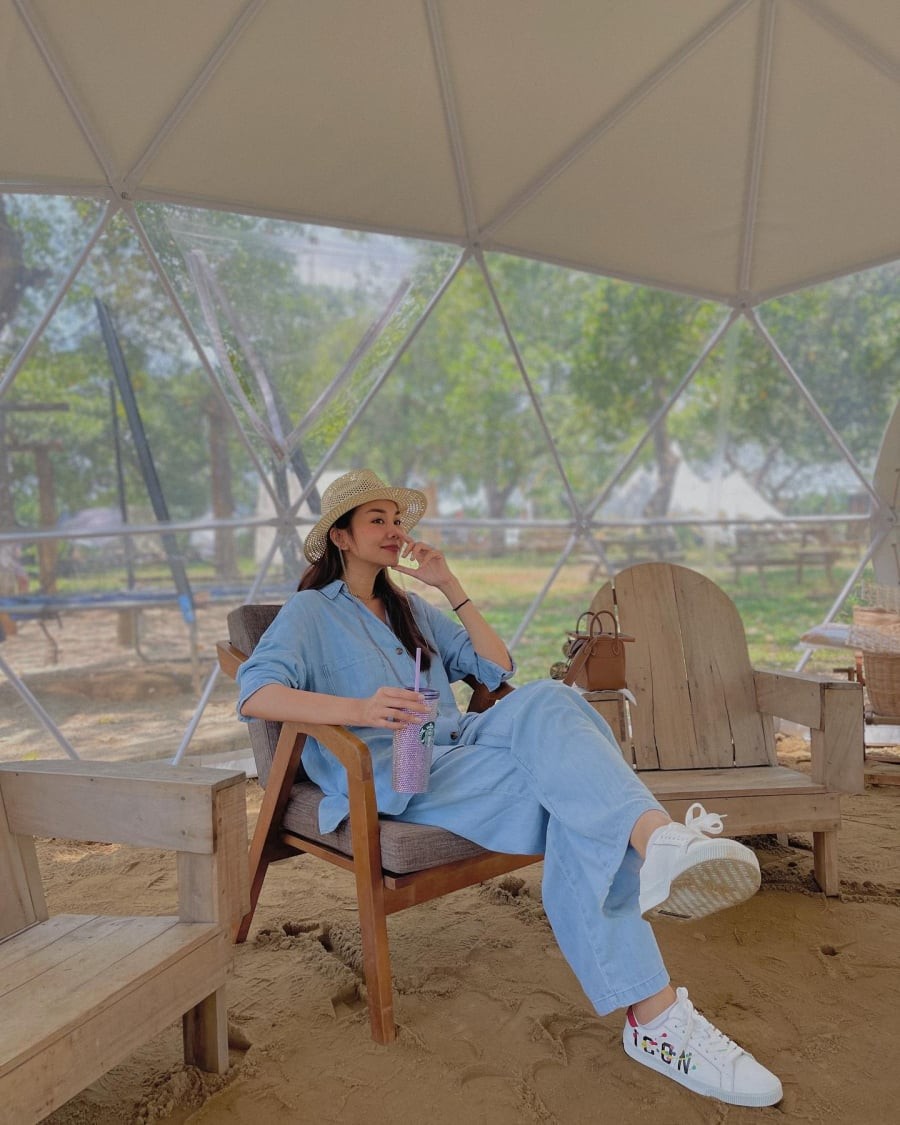 Sneaker trắng là minh chứng rõ ràng cho việc phong cách không bị giới hạn bởi tuổi tác. 