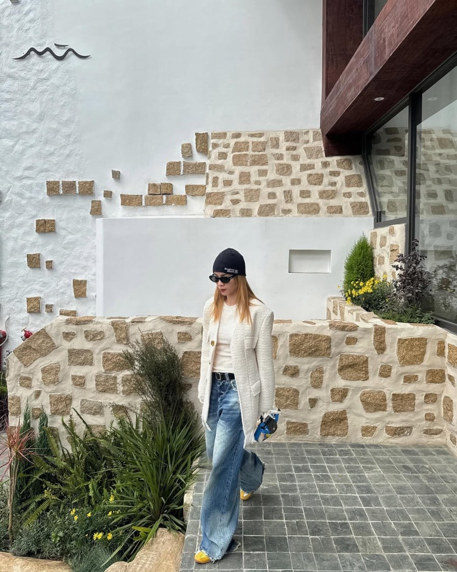 Những gam màu như xanh đậm, xanh nhạt hoặc đen được ưu tiên vì dễ phối và phù hợp với nhiều bối cảnh.