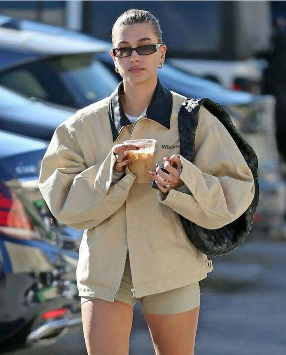 Những gam màu trung tính như be, nâu, xanh navy giúp barn jacket dễ dàng kết hợp với quần jeans xanh truyền thống. 