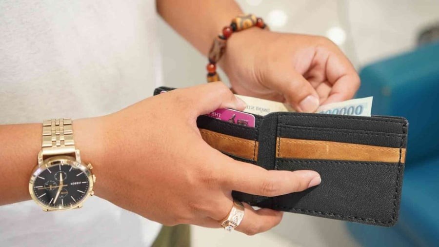 Hãy kiểm tra các danh thiếp, thông tin liên hệ mà bạn đặt trong ví tiền để tránh vứt những thứ có giá trị.