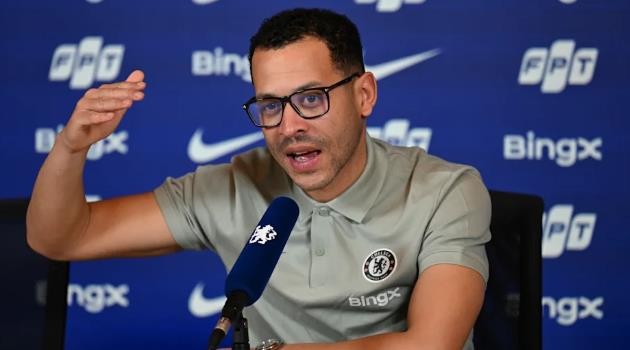 Liam Rosenior đánh giá cao Arsenal.