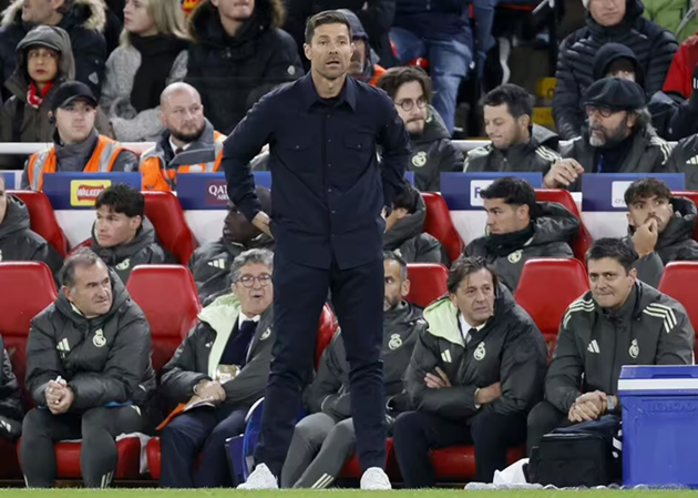 Alonso dẫn dắt Real trong màn trở lại Anfield hồi đầu mùa.