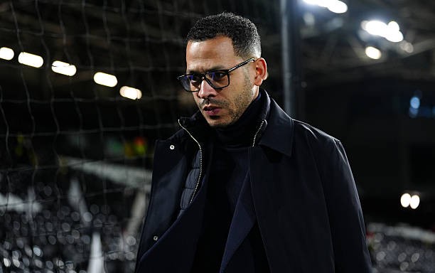 HLV Liam Rosenior đối diện nhiều áp lực trước thềm màn đọ sức giữa Chelsea và Arsenal.