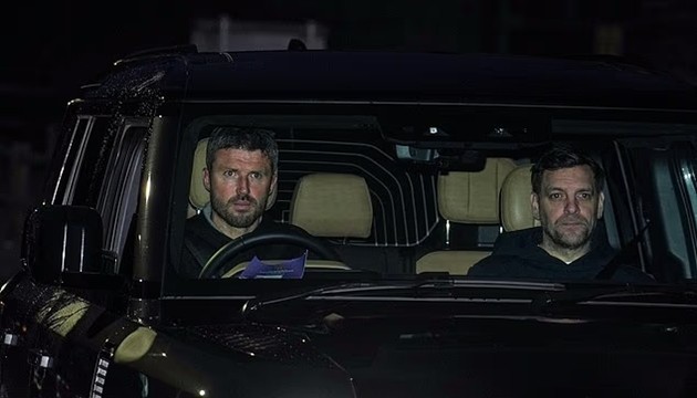 Carrick cùng trợ lý lái xe đến Carrington từ rất sớm.