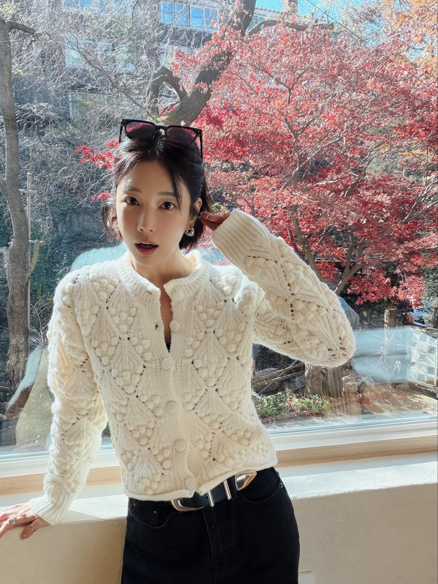 Khi kết hợp cùng áo len, đây là công thức an toàn nhưng luôn hiệu quả.