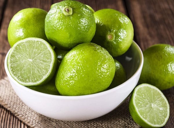 Khử mùi nhà vệ sinh bằng chanh và muối biển

