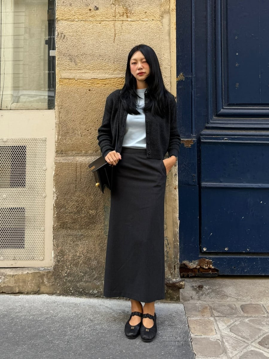 Cách phối này mang hơi hướng hiện đại, phù hợp với phong cách thành thị năng động.