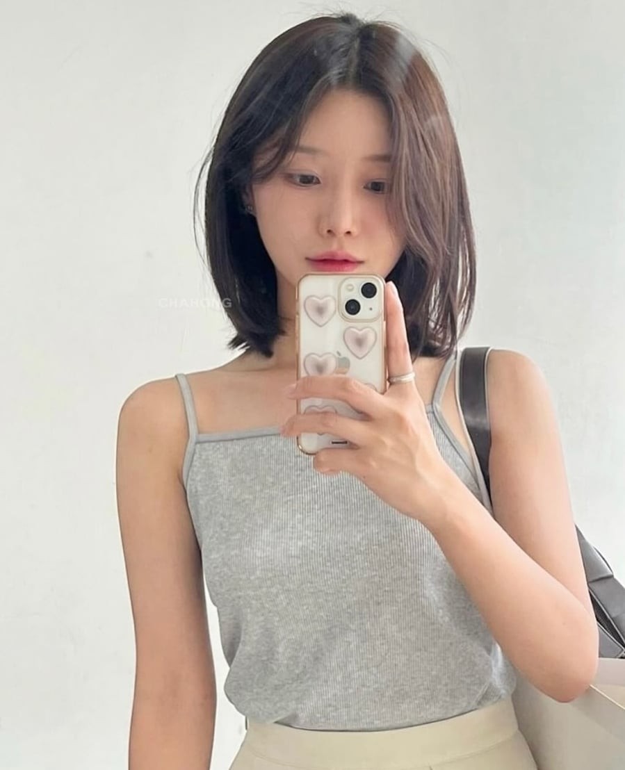  Kiểu tóc này phù hợp với nhiều dáng khuôn mặt và dễ thích nghi với các phong cách khác nhau, từ đời thường đến môi trường làm việc chuyên nghiệp.