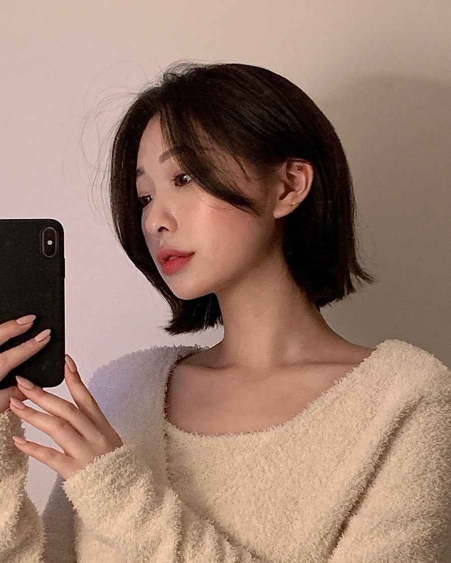 Kiểu tóc này giúp tôn lên đường nét khuôn mặt, đặc biệt là phần cổ và xương hàm, mang lại cảm giác gọn gàng, hiện đại và tự tin cho người diện.