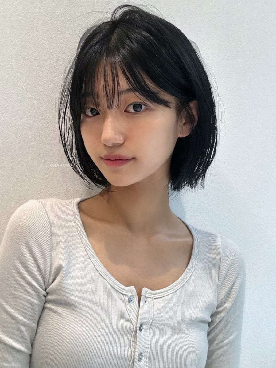 Kiểu tóc này rất phù hợp với môi trường công sở hoặc những phong cách hướng đến sự trưởng thành, sang trọng nhưng không quá già dặn.