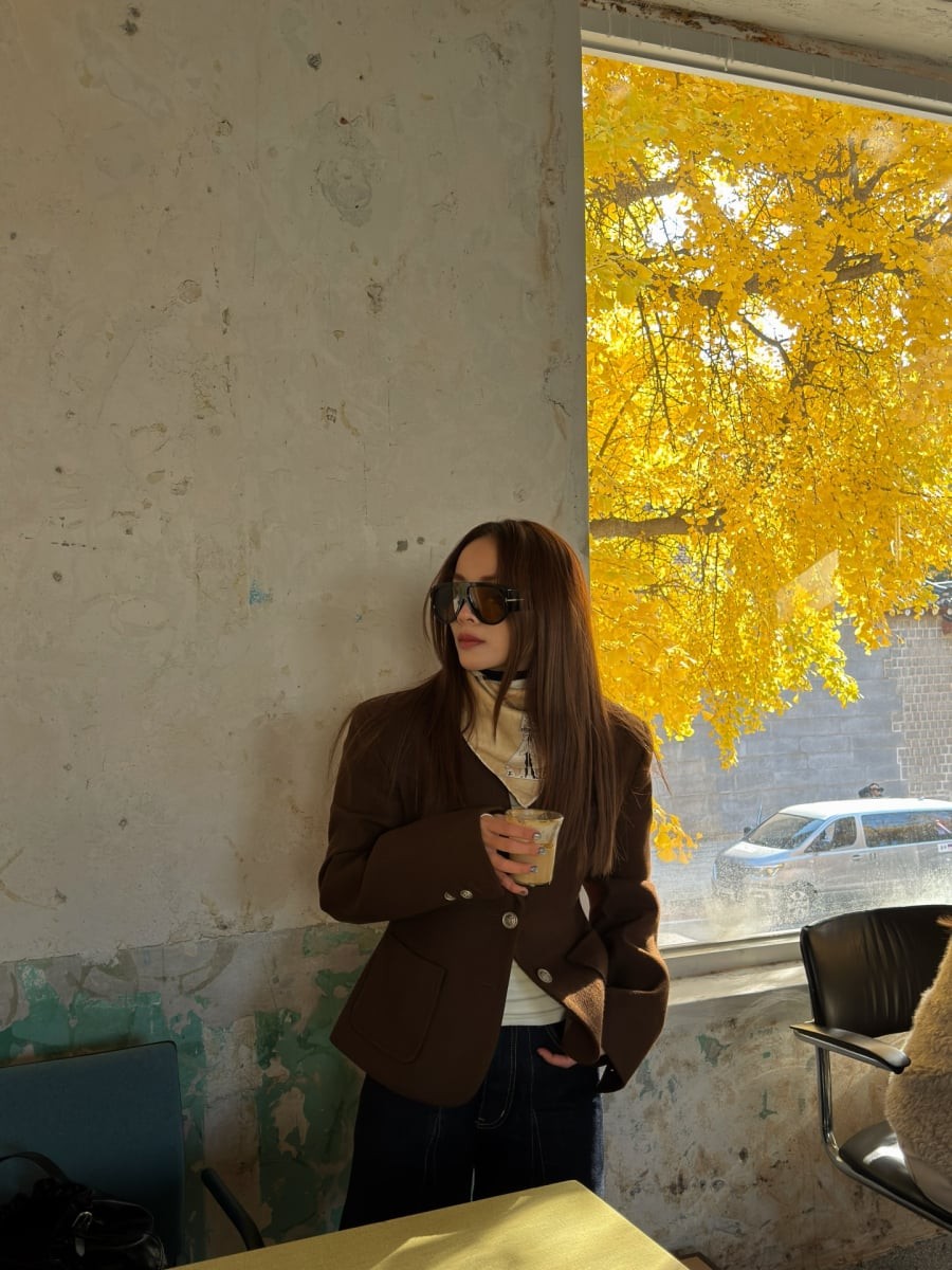 Áo khoác lửng được yêu thích nhờ khả năng tạo tỷ lệ cơ thể hài hòa.