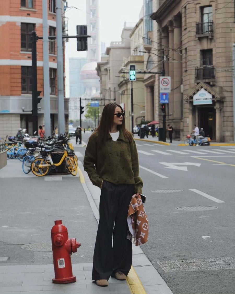 Kiểu quần này giúp phần hông và đùi trông gọn gàng hơn, đồng thời tạo vẻ ngoài phóng khoáng, thời thượng.