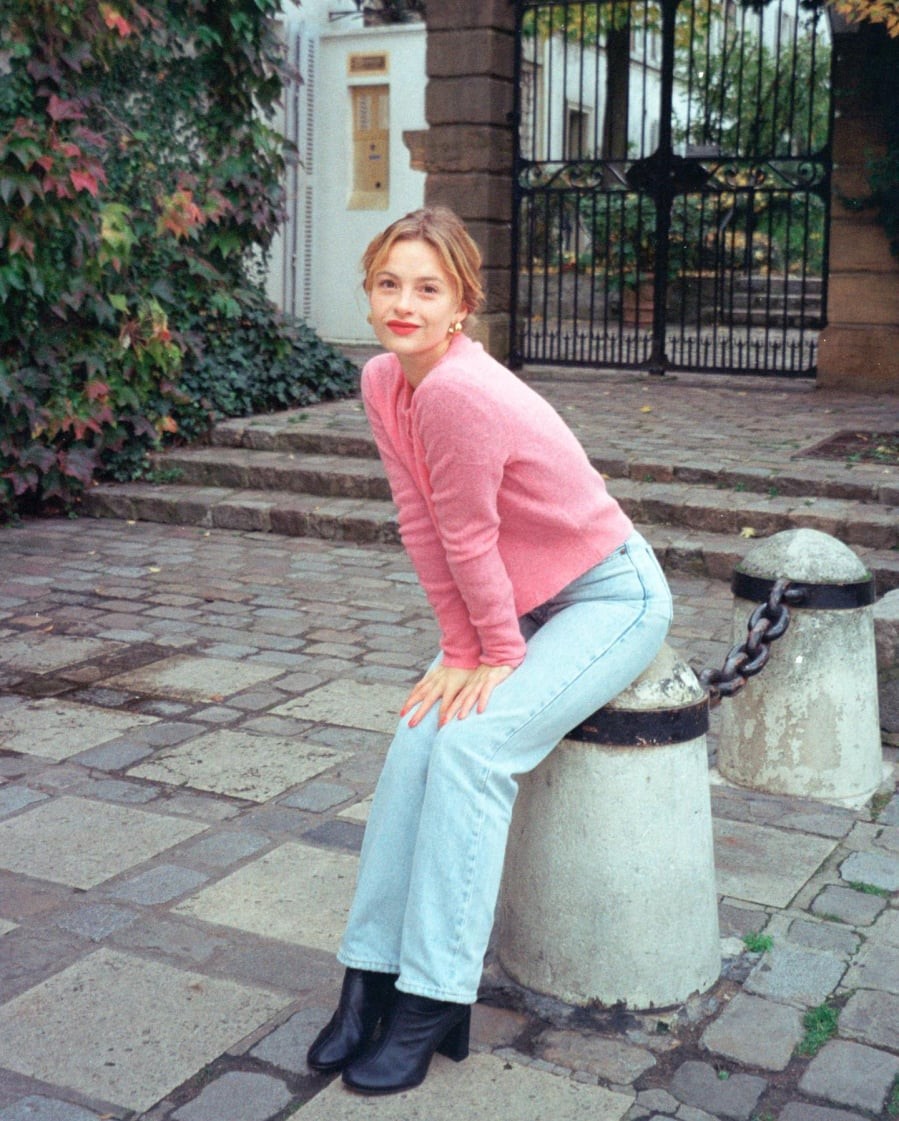 Đây là kiểu quần dễ mặc, phù hợp với nhiều vóc dáng và đặc biệt được phụ nữ Pháp yêu thích nhờ khả năng giữ được vẻ cổ điển nhưng không hề lỗi thời.