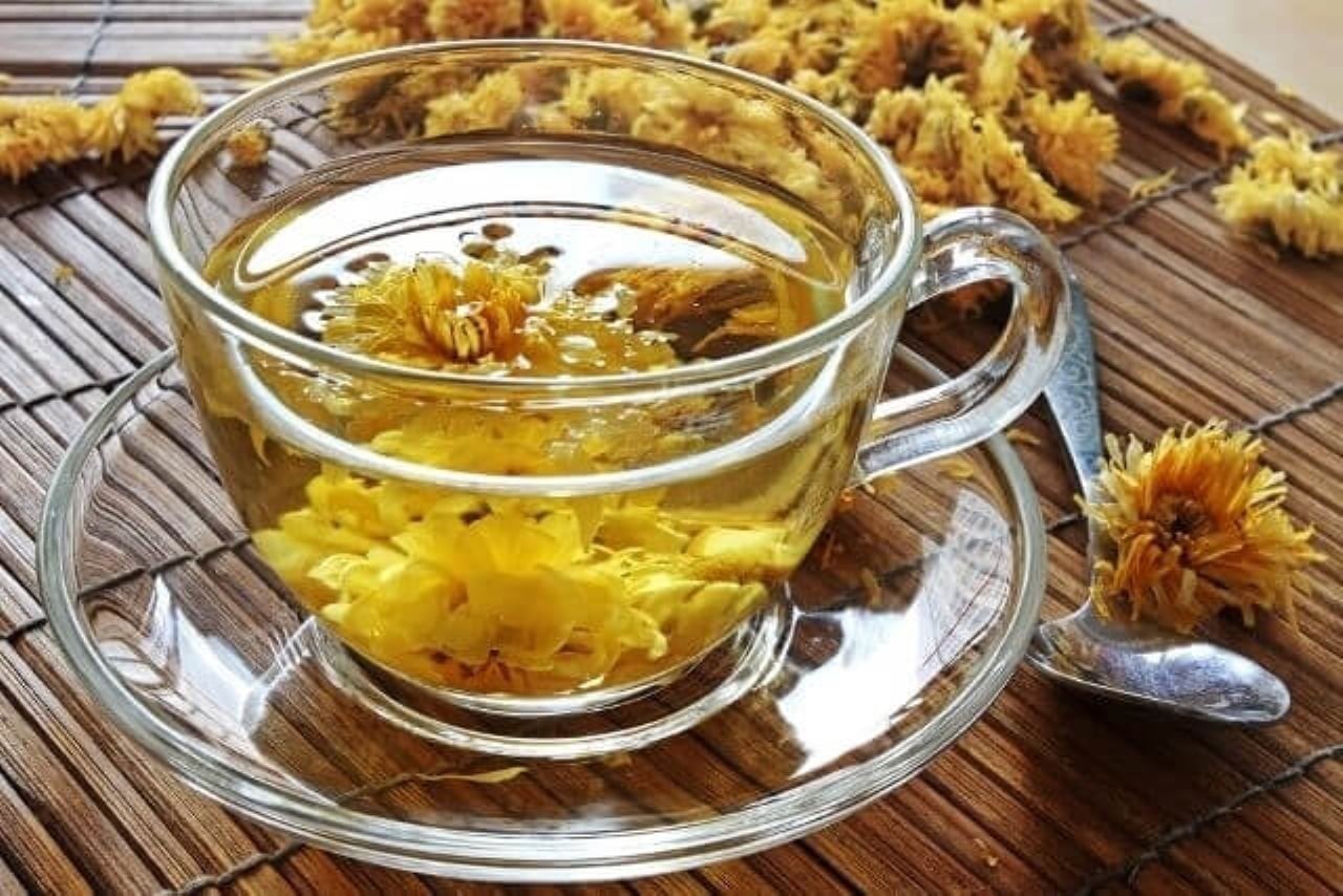 Trà hoa cúc giúp cải thiện giấc ngủ, chống viêm và điều chỉnh lượng đường trong máu.