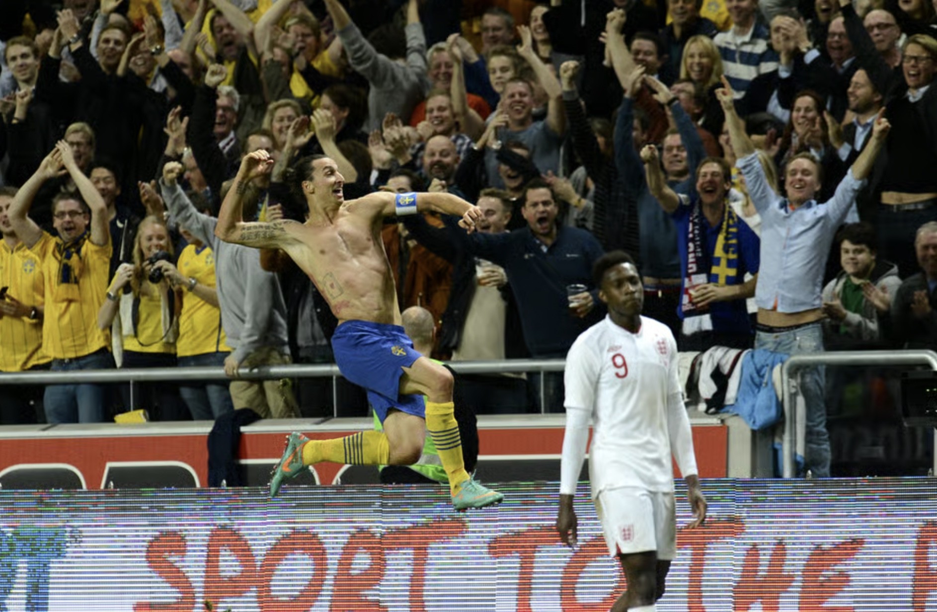 Ibra ăn mừng đầy phấn khích sau khi lập siêu phẩm