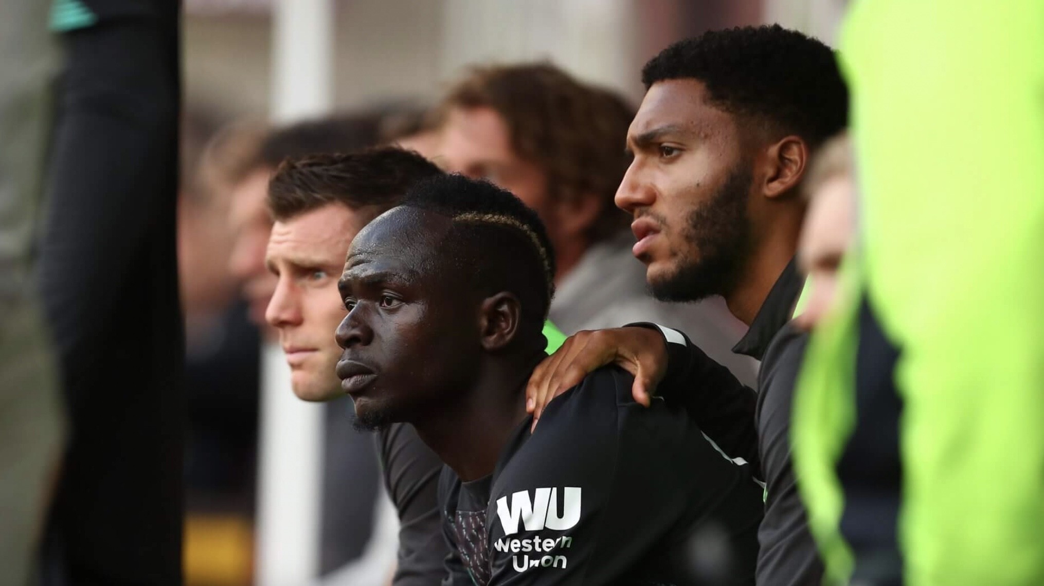 Sadio Mane đã rất tức giận với Mohamed Salah tại sân Turf Moor năm 2019. (Ảnh: Robbie Jay Barratt/AMA/Getty Images)