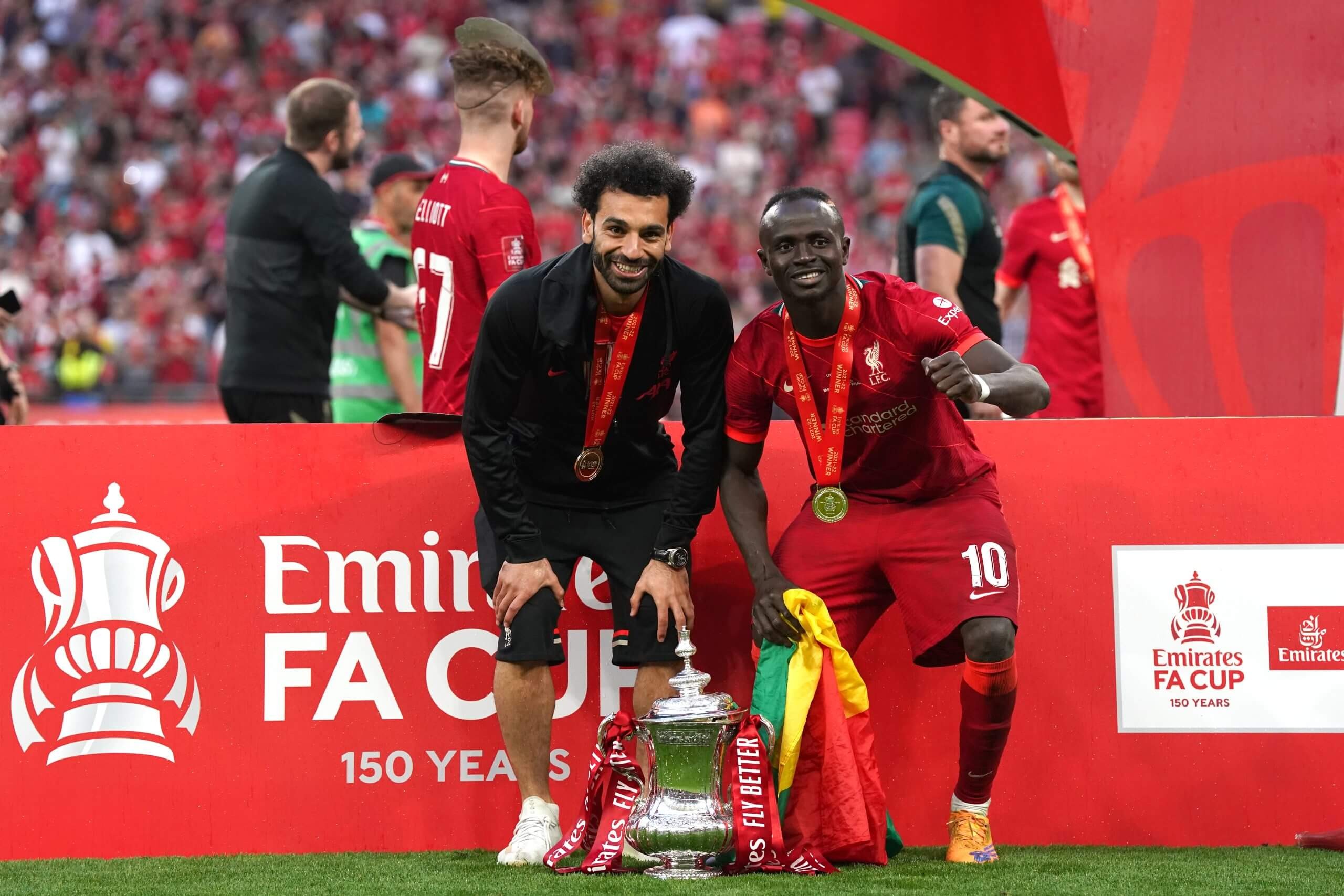 Mohamed Salah và Sadio Mane ăn mừng chiến thắng Cúp FA năm 2022. Ảnh: Nick Potts/PA Images via Getty Images