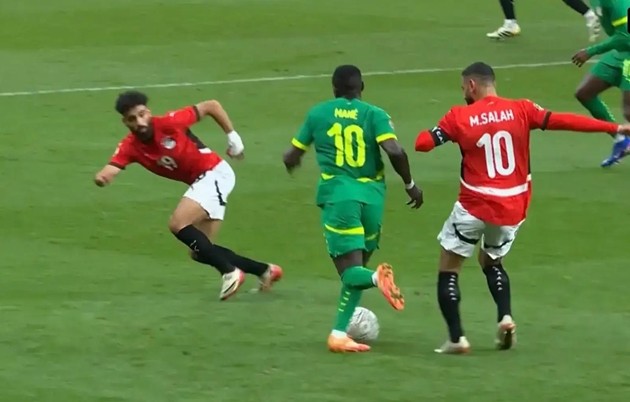 Mohamed Salah gây tranh cãi với Sadio Mane ở bán kết AFCON.