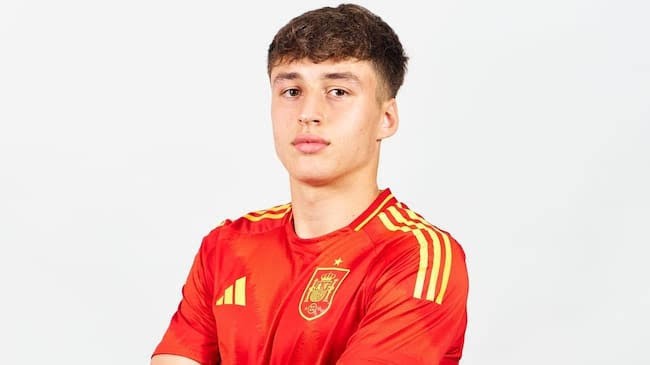 Salinas trong màu áo đội trẻ Tây Ban Nha. 
