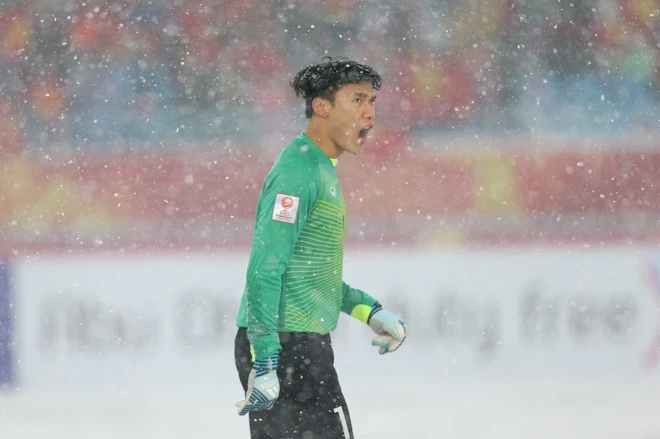 Đôi găng tay giữ lại niềm tin Việt Nam.