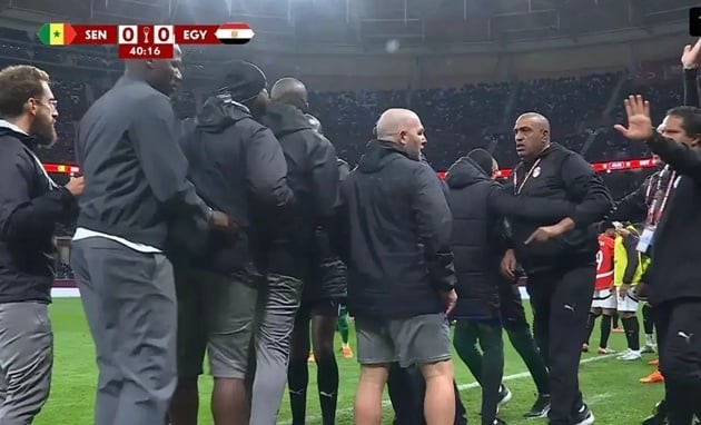 Ban huấn luyện Senegal và Ai Cập xô xát với nhau.