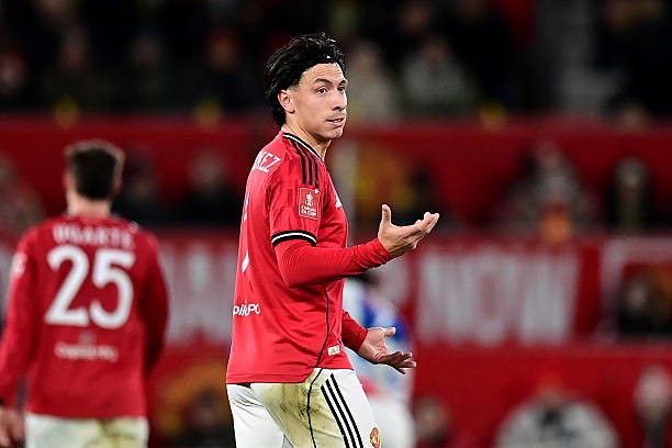 Lisandro Martinez có thể là lời giải cho MU ở khu trung tuyến để ngăn chặn các ngôi sao sáng tạo bên phía Man City.