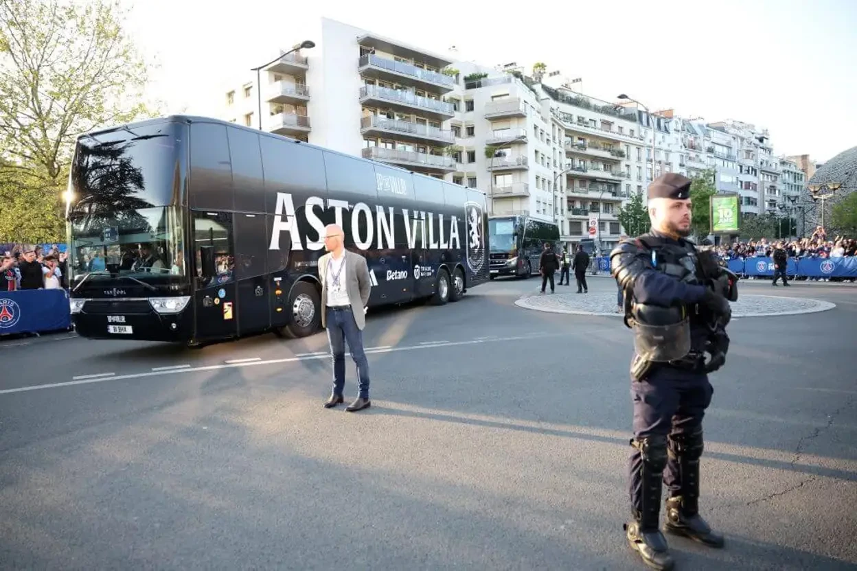 Xe buýt chở đội Aston Villa đến sân Parc des Princes trước trận đấu Champions League với Paris Saint-Germain.
