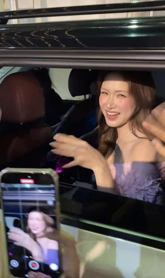 Hòa Minzy rút 2 tờ tiền tặng khán giả