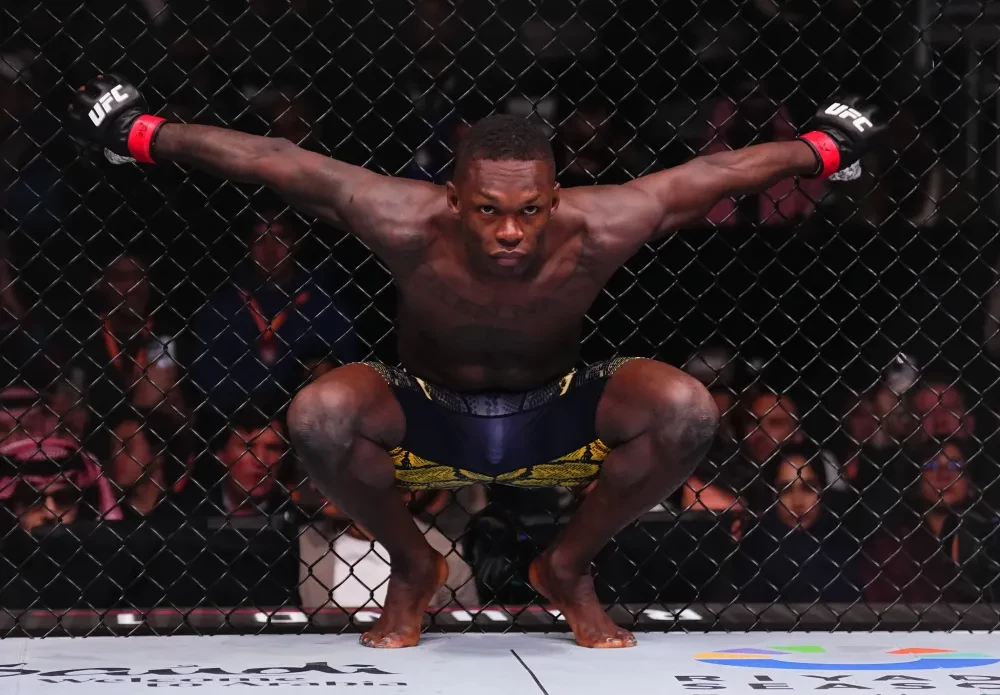Israel Adesanya trong trận đấu với Nassourdine Imavov