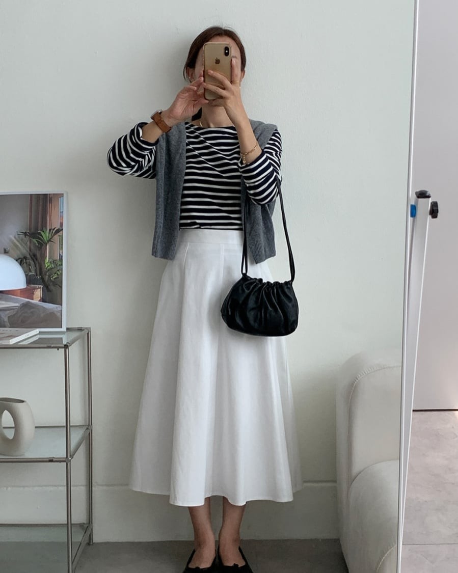 Áo dài tay ôm vừa người, chất liệu mỏng nhẹ và được sơ vin gọn gàng giúp phần thân trên trông ngắn lại