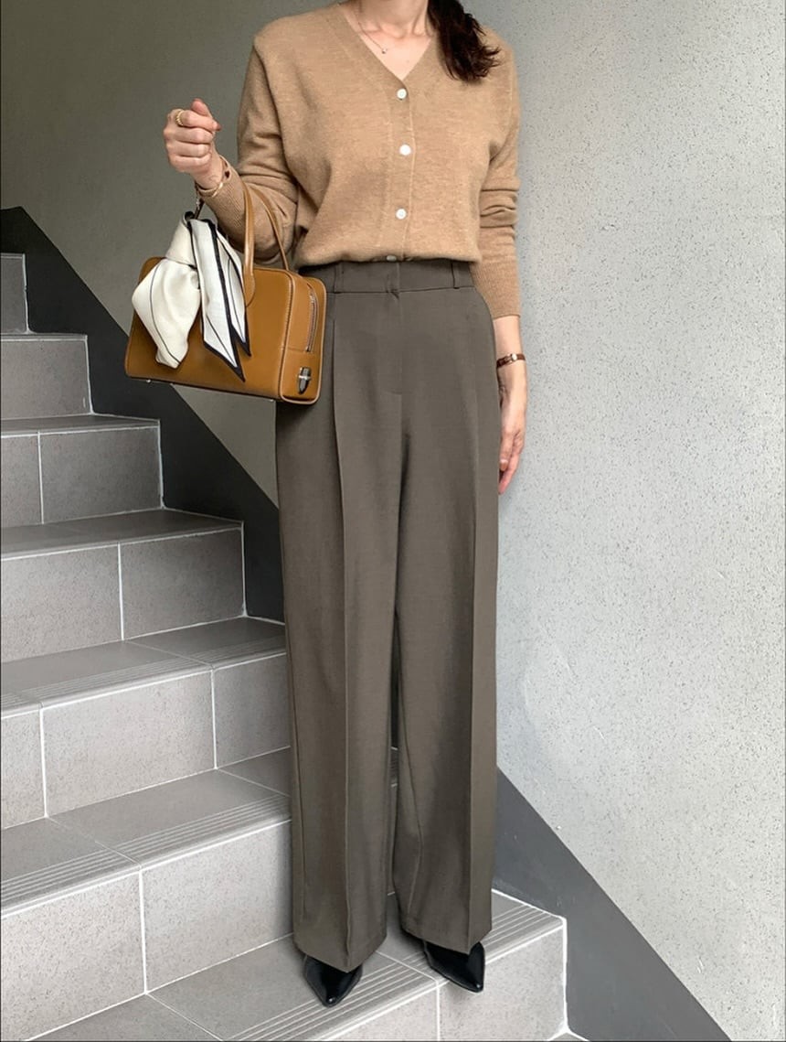 Phần ly giữa của quần tạo cảm giác đôi chân dài hơn, đặc biệt khi quần có độ dài vừa chạm mắt cá.