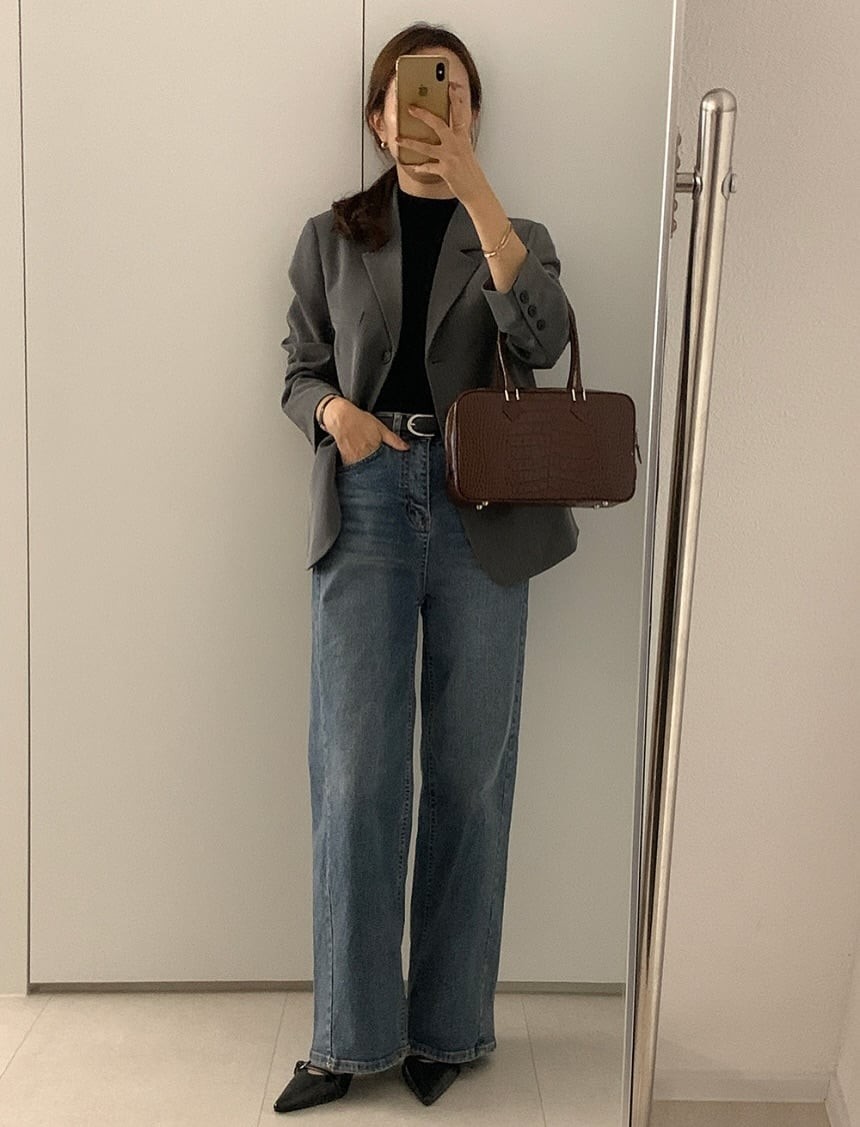 Trong các set đồ đời thường, áo dài tay và quần jeans là lựa chọn quen thuộc của nàng blogger 1m53. 