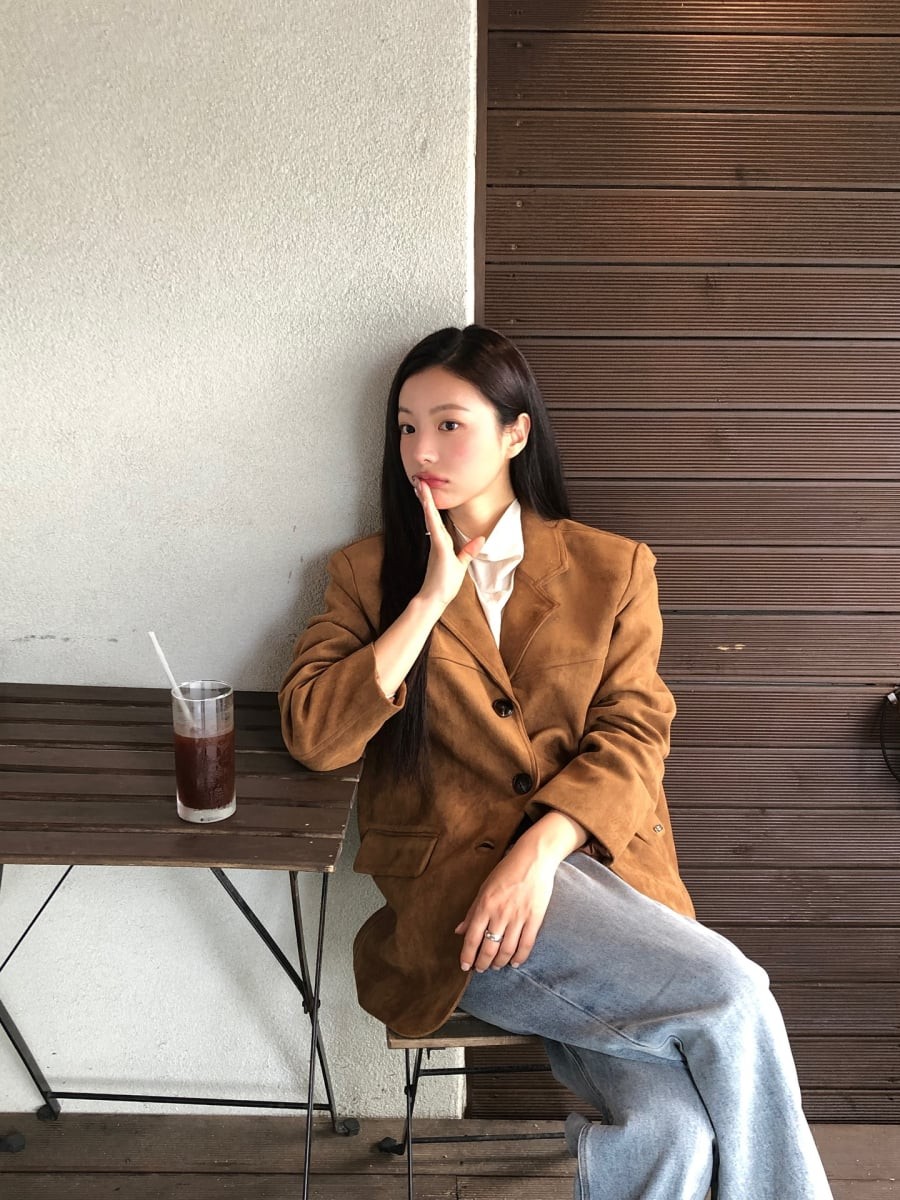  Sự kết hợp này tạo nên sự cân bằng thú vị giữa nét lịch sự, chỉn chu và tinh thần năng động, hiện đại.