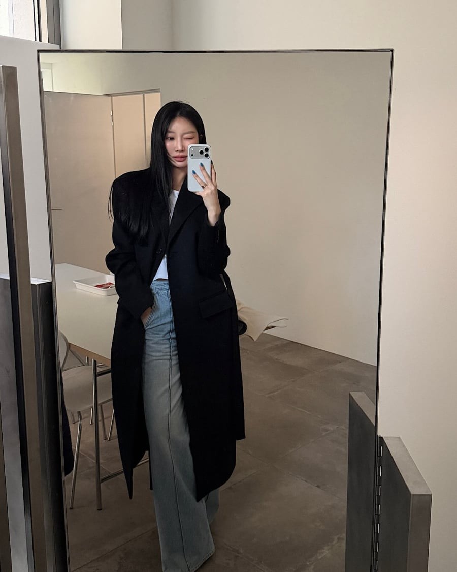  Ngược lại, sự tương phản giữa dáng áo dài và quần jeans năng động còn tạo cảm giác hiện đại và thời trang.