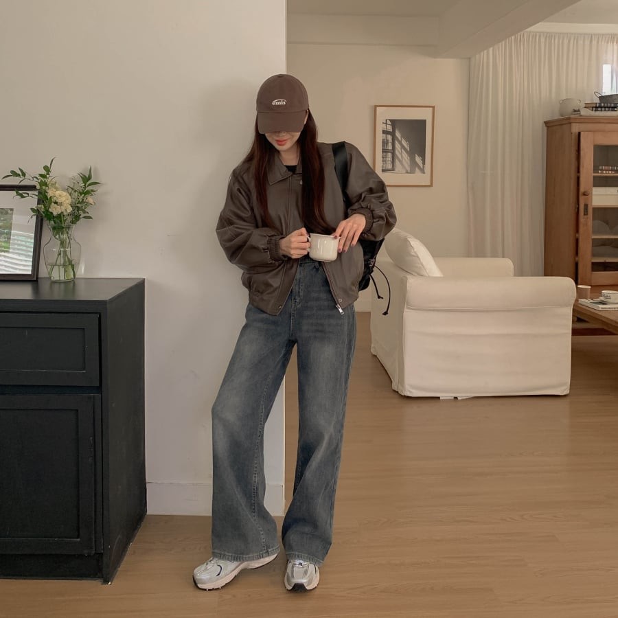 Chất liệu da mang đến vẻ ngoài “cool” và có phần nổi bật, giúp set đồ jeans trở nên ấn tượng hơn ngay lập tức.