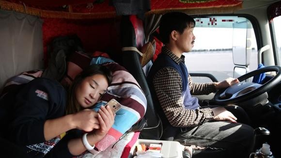 Bạn đã quá quen với hình ảnh những người tài xế đường dài đưa theo một người phụ nữ trên xe, vậy mục đích của họ là gì