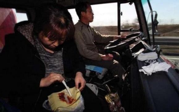 Khi có người đi cùng, đặc biệt là phụ nữ quen việc gia đình, bữa ăn được chuẩn bị tươm tất hơn, đúng giờ hơn