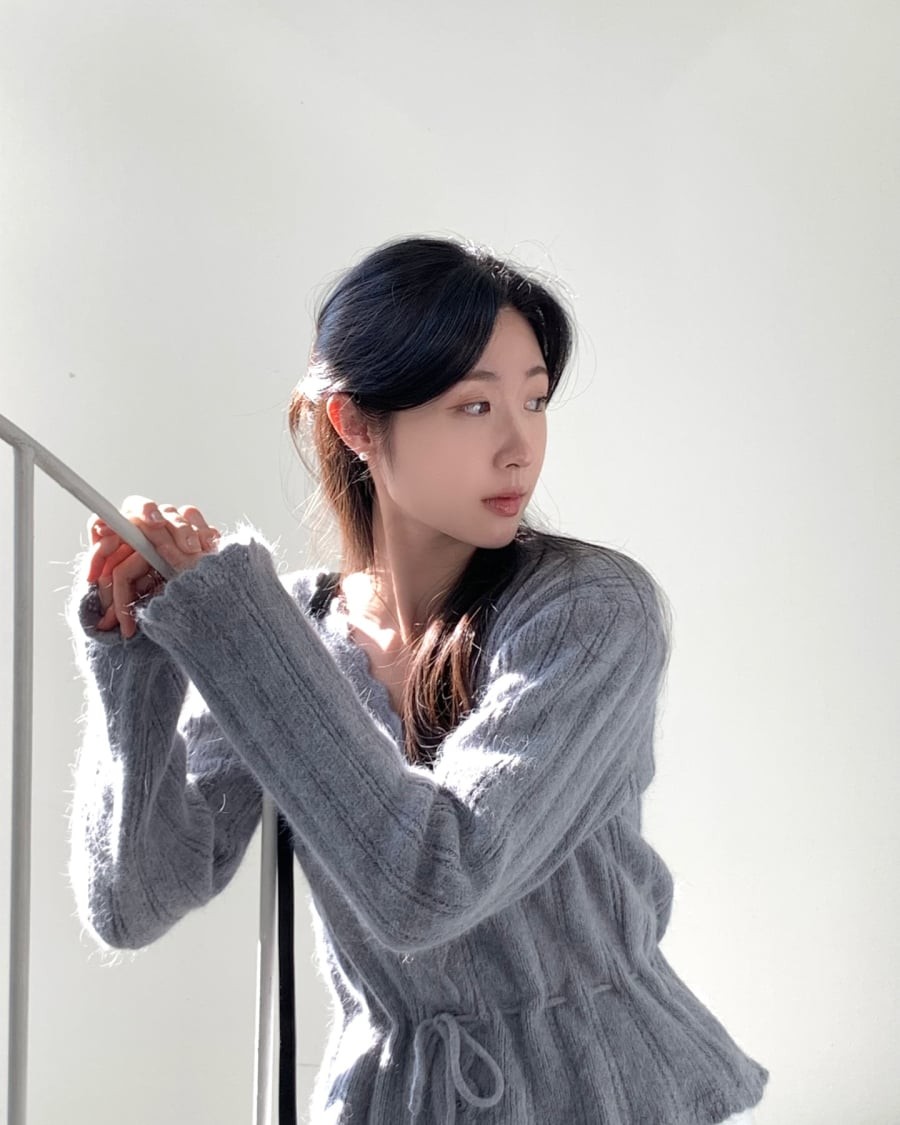  Việc buộc gọn phần tóc phía trên giúp khuôn mặt sáng hơn, trong khi phần tóc thả phía sau tạo cảm giác mềm mại