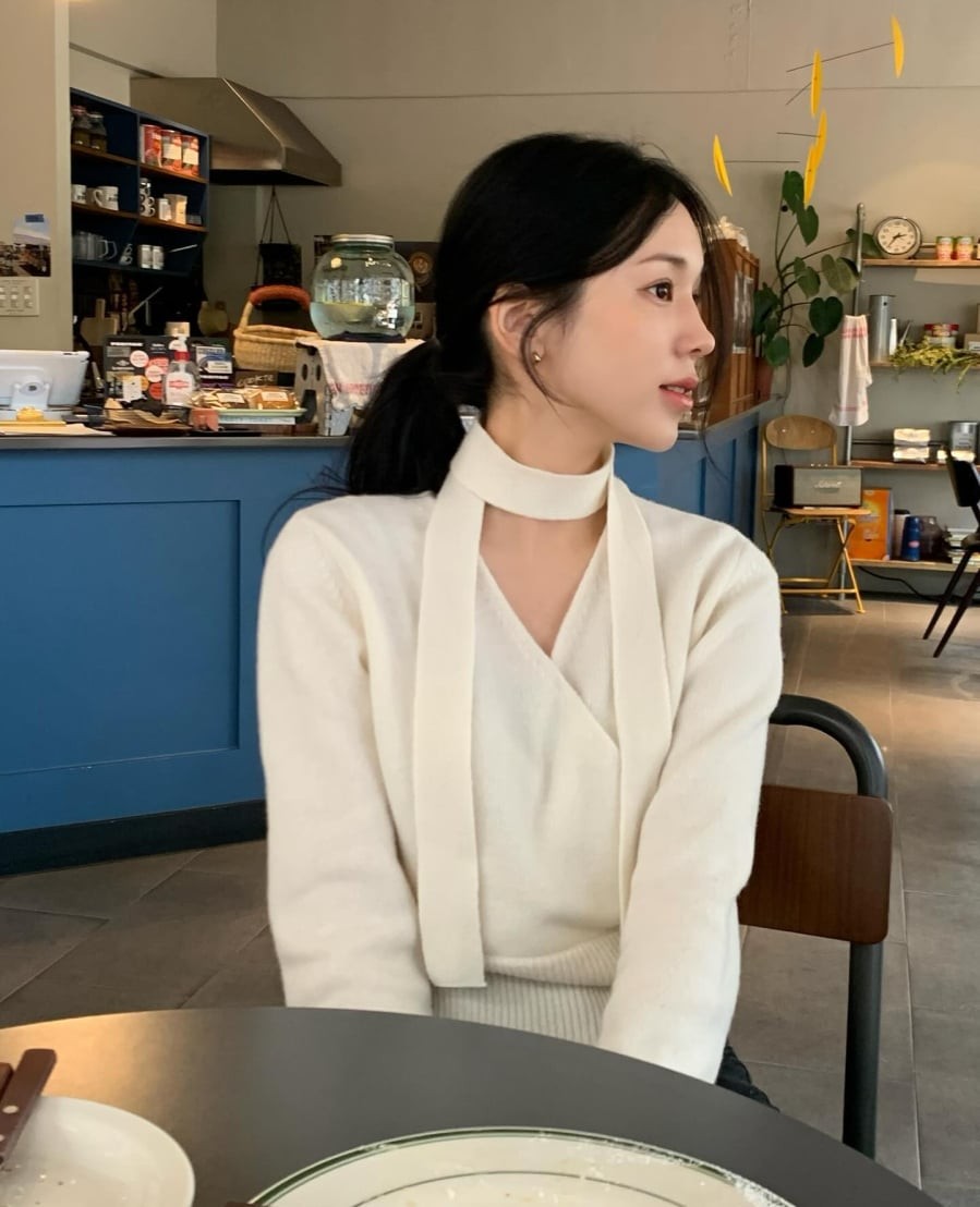 Với những kiểu áo len cổ cao hoặc áo len dáng dài, tóc buộc thấp là lựa chọn giúp tổng thể trông thanh lịch hơn rõ rệt. 