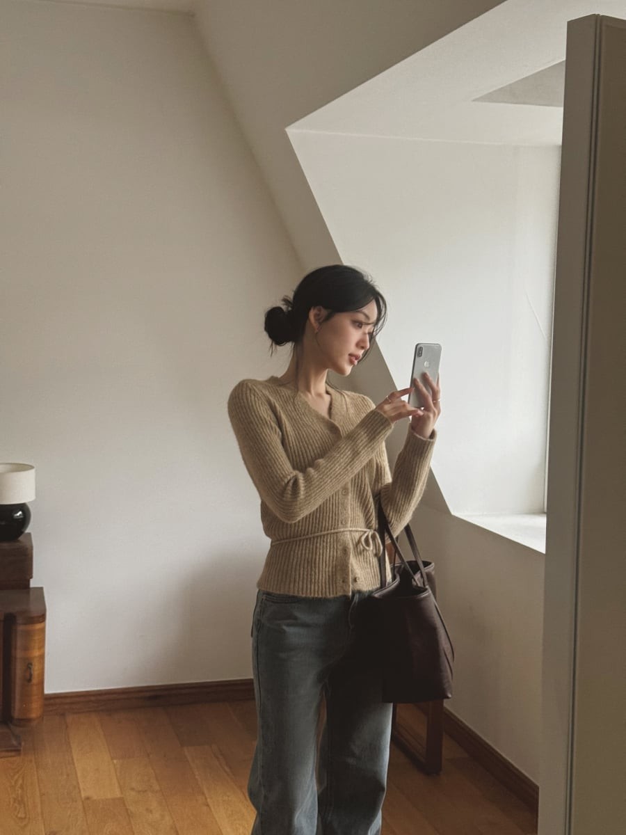 Tùy vào phong cách mong muốn, có thể chọn búi cao để tạo cảm giác năng động hoặc búi thấp để giữ nét dịu dàng