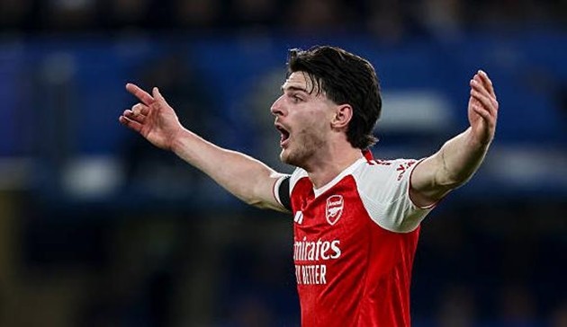 Declan Rice nổi nóng với trợ lý Albert Stuivenberg.