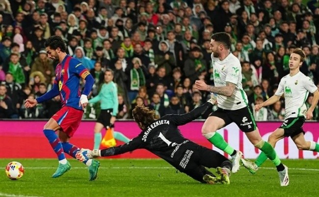 Ferran Torres ghi bàn cho Barca.