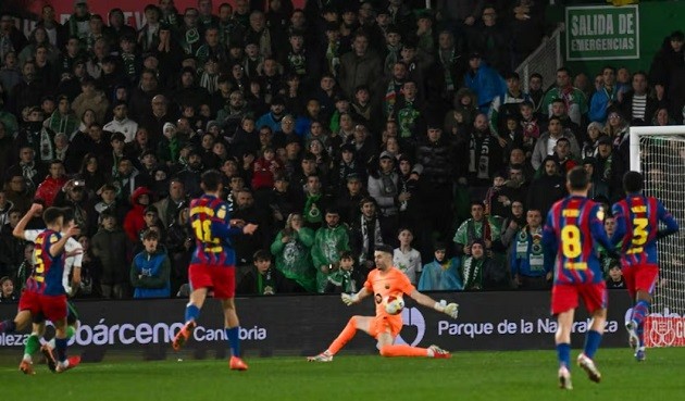 Thủ môn Joan Garcia cũng có một ngày thi đấu đáng nhớ.