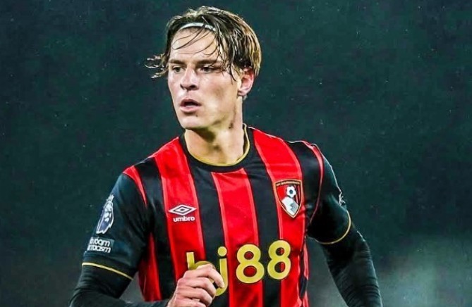  Alex Scott lọt tầm ngắm MU và Man City.