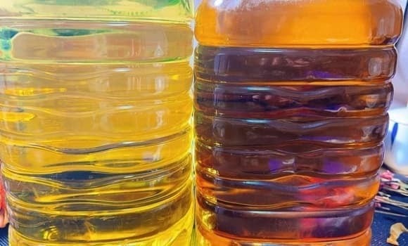 Ngoài ra, dầu ăn để quá lâu, quá hạn sử dụng hoặc bảo quản trong dụng cụ ẩm mốc cũng dễ bị oxy hóa, biến chất, gây hại nghiêm trọng cho gan nếu sử dụng lâu dài.

