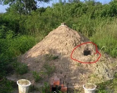 Câu nói dân gian “một cái hố trước mộ thì con cháu nghèo khó”. 