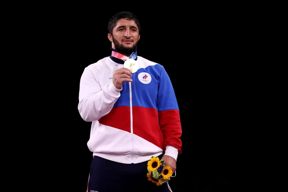 Abdulrashid Sadulaev ăn mừng chiến thắng tại Olympic.