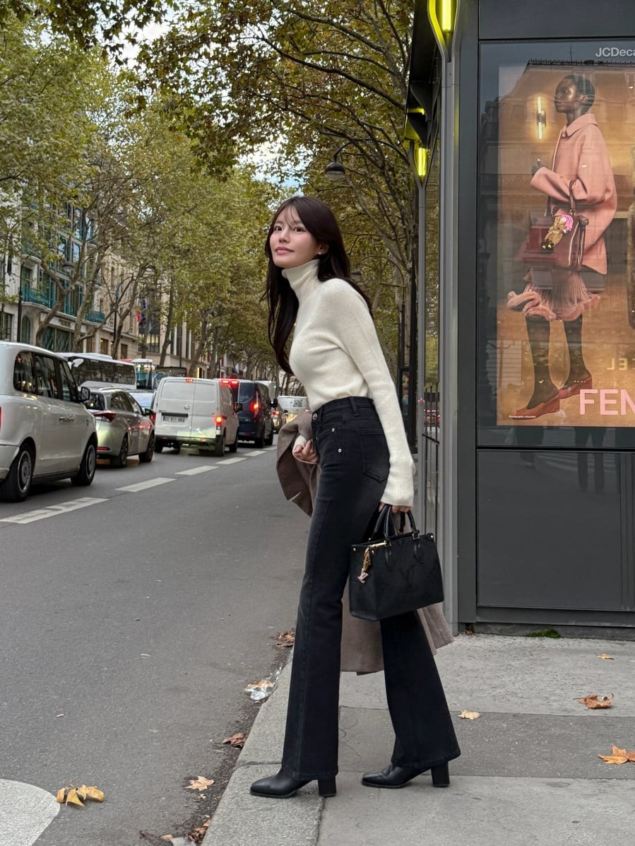 Đây là combo lý tưởng cho những ngày thời tiết se lạnh, dễ dàng kết hợp thêm áo khoác dài, blazer hay áo da để tăng chiều sâu phong cách. 