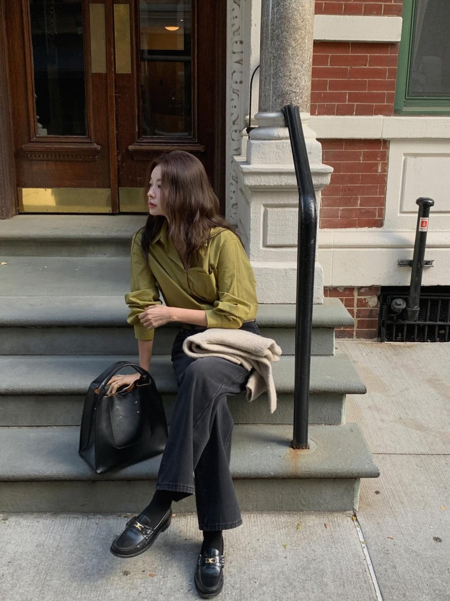 Khi kết hợp cùng quần jeans, loafer tạo nên một tổng thể cân bằng giữa sự thoải mái và chỉn chu, rất phù hợp với nhịp sống hiện đại.